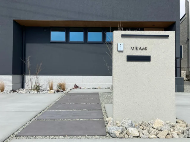 更新が遅れていますが稼働中です！開成町の新築外構工事の完成写真です。ノイズレスでシンプルな作り、アプローチはテクスチャーの効いたコンクリート平板が並びます。建物のスクエアな表現と調和を心掛けました。 #新築外構 #開成町外構 #平塚外構 #伊勢原外構 #秦野外構