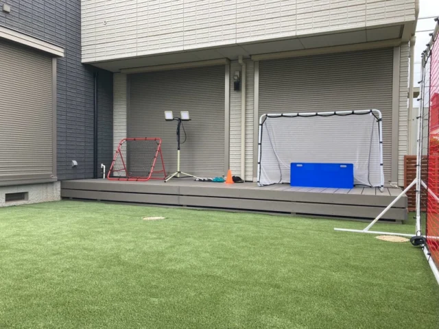 リフォームに入った人工芝のお庭。お子様がサッカーの練習に活用されているそうです⚽️沢山お庭に出ていただけて大変嬉しいです✨この度はご用命いただきまして有難うございました！ #外構 #外構デザイン  #外構施工 #エクステリア #エクステリアデザイン エクステリア工事 平塚外構 伊勢原外構 秦野外構 小田原外構 南足柄外構 開成町外構 中井町外構 大井町外構 二宮町外構 大磯町外構 エクスキッチン