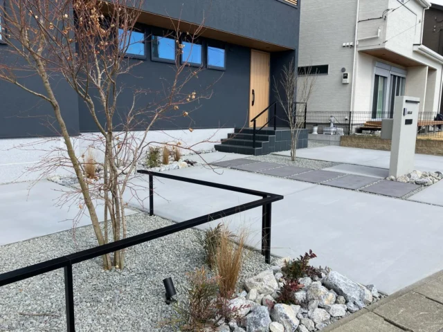 異形な土地はデザインに迷走しがちですが、そんな時はご要望を元に有効なスペースをシンプルに組立てる事を心掛けています。建物の中もとても素敵なデザインでした🏠 #新築外構 #平塚外構 #伊勢原外構 #小田原外構 #開成町外構