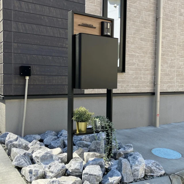 リクシルの機能門柱FSを設置させていただきました。オプションのトレーにグリーンを少し添えるだけで、無垢な質感の中に暖かみを感じられますね🪴 #新築外構 #平塚外構 #秦野外構 #伊勢原外構 #小田原外構