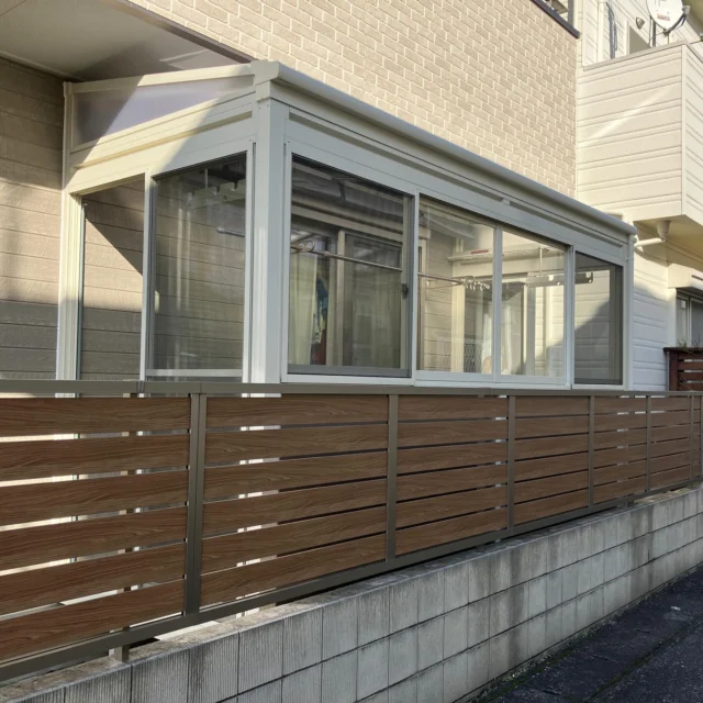 花粉の季節が始まりしたね😢平塚市でガーデンルームの取付工事をさせていただきました。店主の私も重度の花粉症なので大変羨ましいです。オプションで内壁には防臭効果のあるエコカラットと竿掛を選ばれています。 #リフォーム外構 #ガーデンルーム #平塚外構 #伊勢原外構 #秦野外構