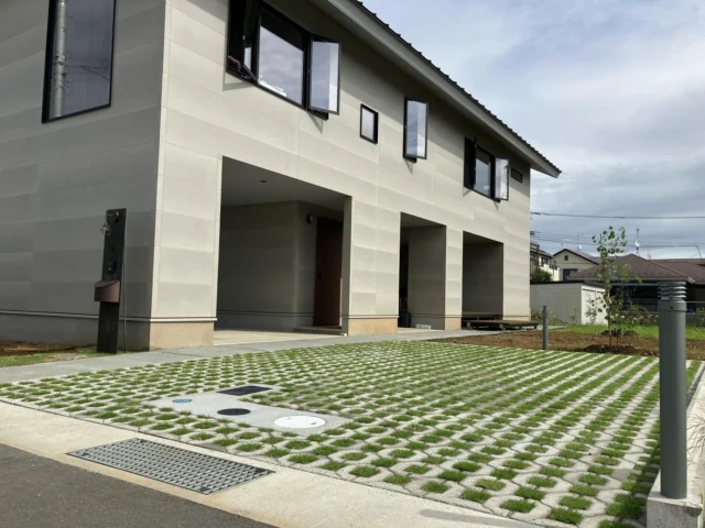 緑化インターロッキングの紹介です🍵無機質なカースペースに緑を効果的に取り込むことが出来ます。雨水も浸透し、水溜りも出来ません。もちろん車の重量に耐える強度も持っています。 #インターロッキング #小田原外構 #平塚外構 #秦野外構 #伊勢原外構