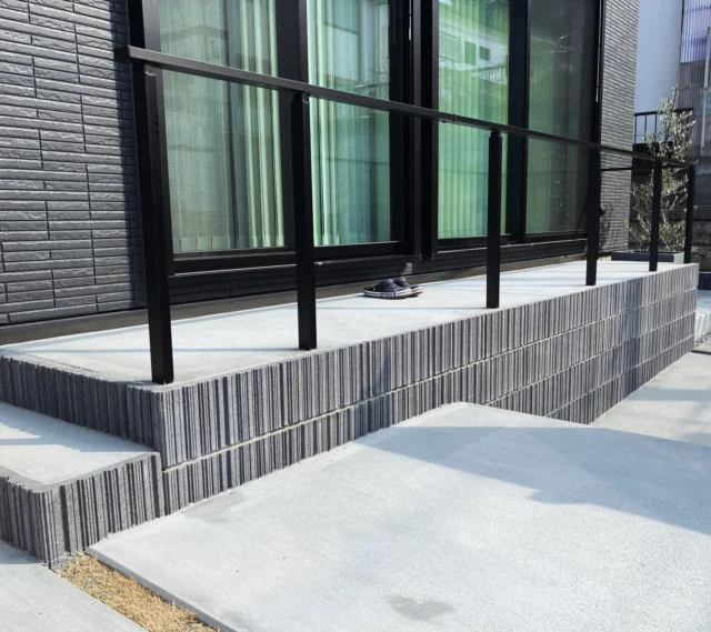 ウッドデッキでもタイルデッキでも無い、ブロックを用いたコンクリートデッキ。黒・グレーの配色は建物とよく馴染みました。殆どの皆様が予算にお悩みを持ちますが、低コストで納得のいく提案を施工する事が出来ました。 この度もありがとうございました🙇 #新築外構 #二宮町外構 #平塚外構 #伊勢原外構 #秦野外構