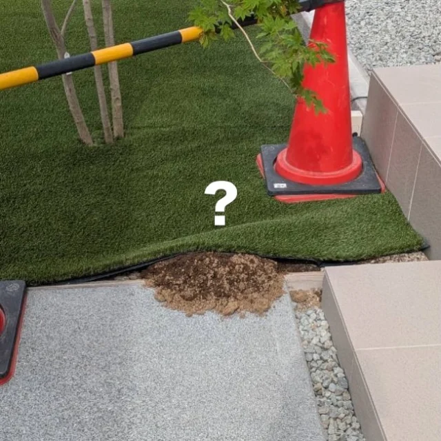 綺麗に仕上げていただいたのに何かおかしい？犯人はどうやらモグラの様でした💦最近頻繁に遭遇して困っています。下地は砕石を転圧していますが構わず手掘り出来てしまうので、すごいパワーです。 #新築外構 #開成町外構 #平塚外構 #エクステリアデザイン #モグラ